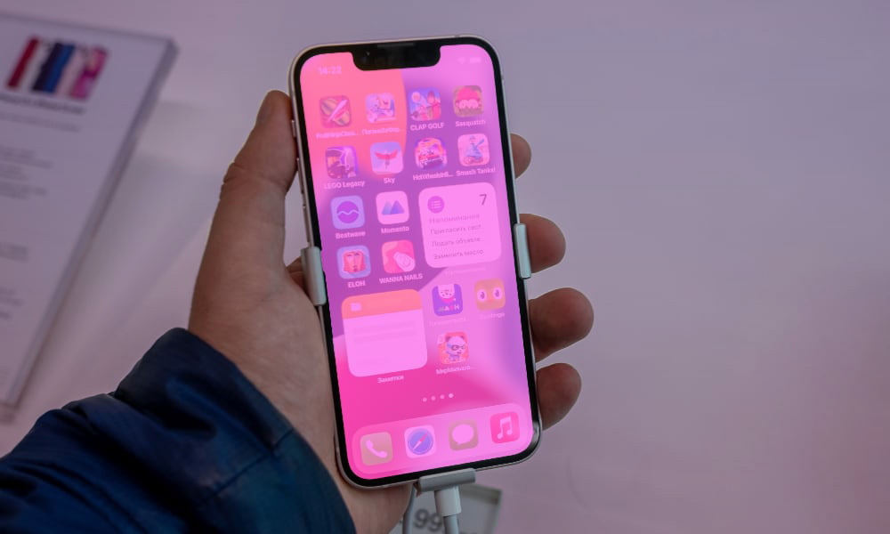 La pantalla de tu iPhone 13 se queda rosa? Apple ha reconocido el problema